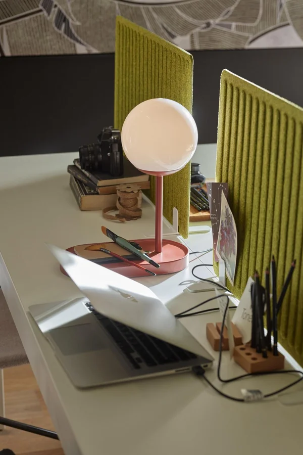kulista lampa z ładowarką na biurku